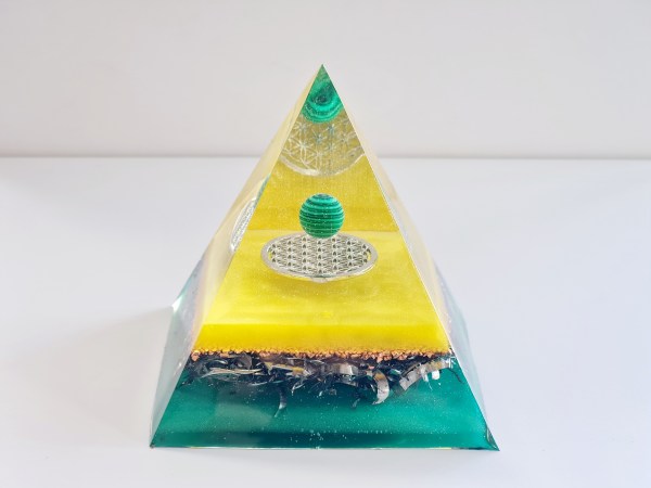 Orgonite pyramide sphère malachite verte